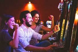 Tampilan layar American Roulette live dealer di casteltoto dengan roda roulette dan meja taruhan